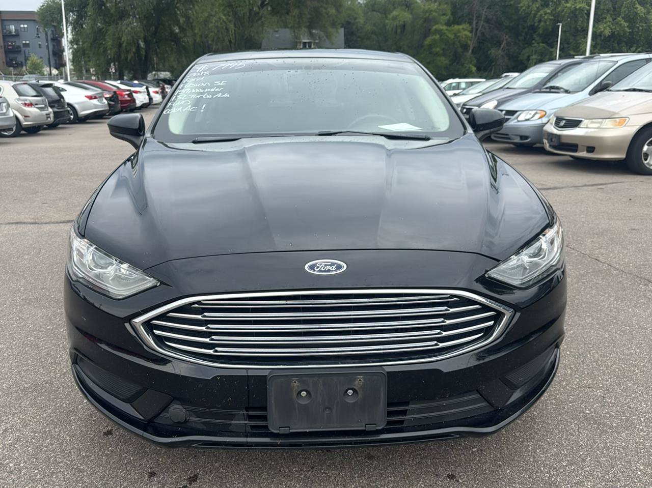 Used 2018 Ford Fusion SE w/ Fusion SE Technology Package FWD image 2