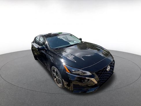 Used 2025 Nissan Altima 2.5 SR image 2