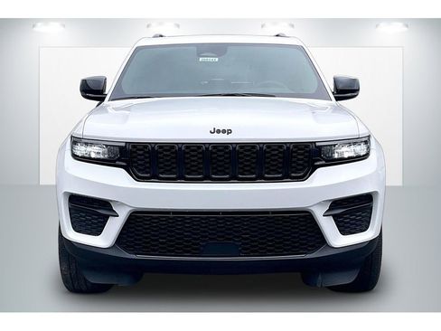 Used 2023 Jeep Grand Cherokee Altitude AWD/4WD image 3