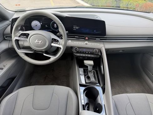 Used 2025 Hyundai Elantra SEL image 8