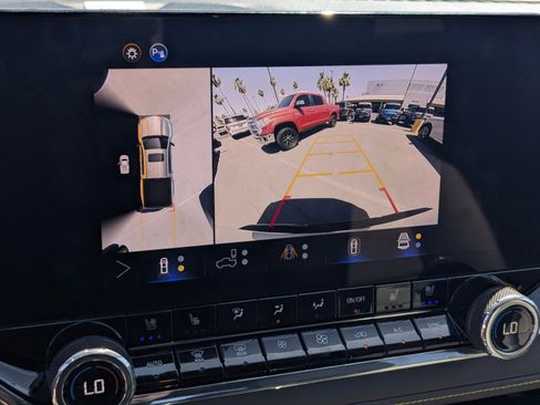 Used 2025 Chevrolet Colorado ZR2 w/ Technology Package AWD/4WD image 12