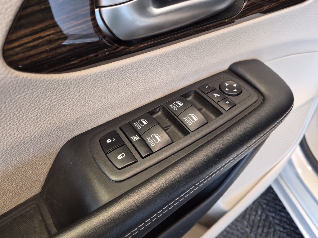 Used 2023 Chrysler Pacifica Limited FWD image 15