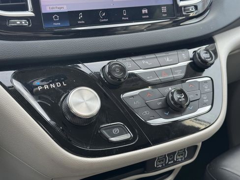 Used 2024 Chrysler Pacifica Touring-L image 29