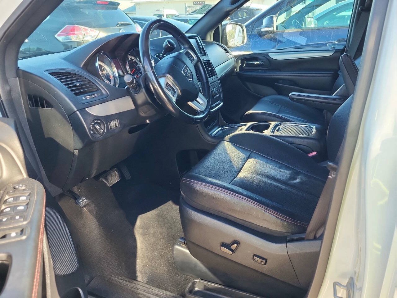 Used 2019 Dodge Grand Caravan GT FWD image 2