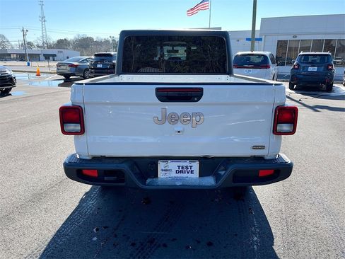 Used 2023 Jeep Gladiator Overland image 4