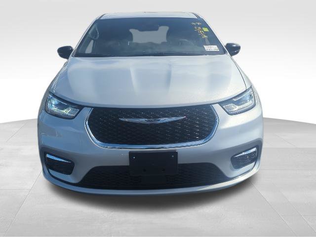 Used 2026 Chrysler Pacifica Select FWD image 2