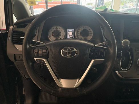 Used 2015 Toyota Sienna SE w/ SE Preferred Package FWD image 19