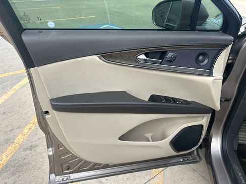 Used 2020 Lincoln Nautilus Reserve image 19