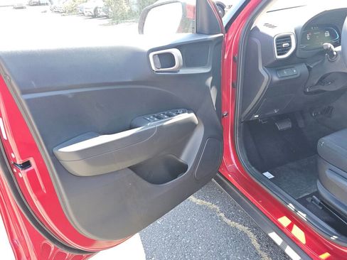 Used 2025 Hyundai Venue SE image 17