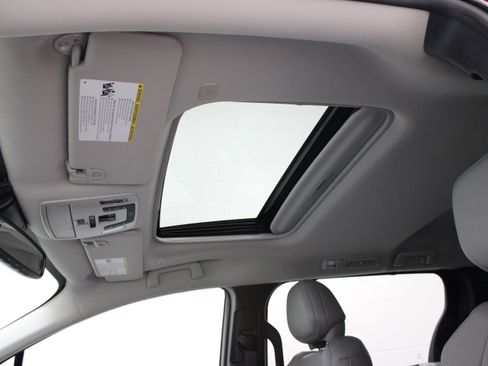 Used 2026 Toyota Sienna XLE FWD image 27