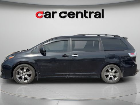 Used 2017 Toyota Sienna SE Premium FWD image 2