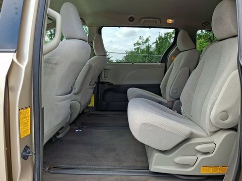 Used 2013 Toyota Sienna LE w/ Towing Pkg FWD image 13