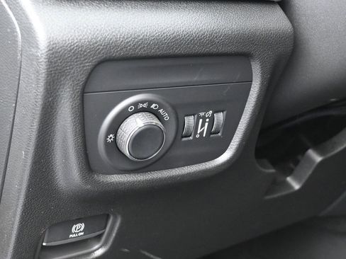 Used 2025 Jeep Grand Cherokee Altitude image 15