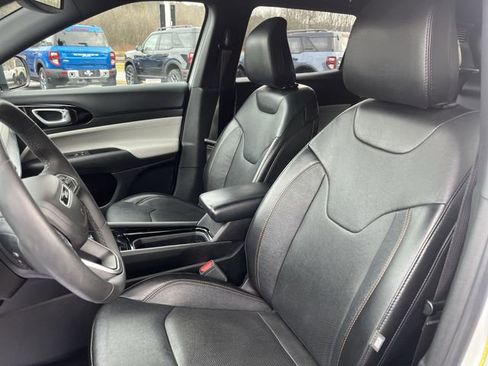 Used 2023 Jeep Compass Limited image 15