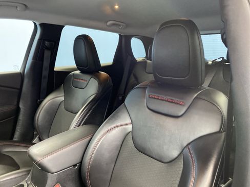 Used 2022 Jeep Cherokee Trailhawk image 8