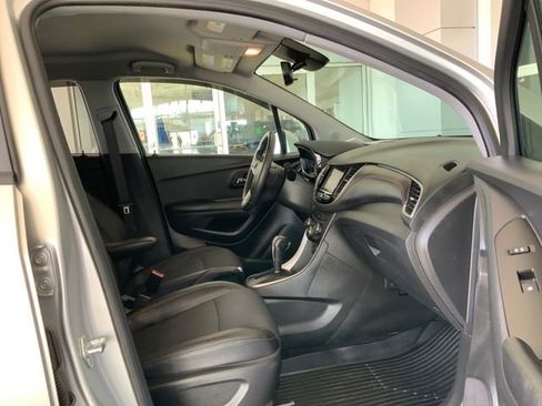 Used 2022 Chevrolet Trax LT w/ LT Convenience Package image 16