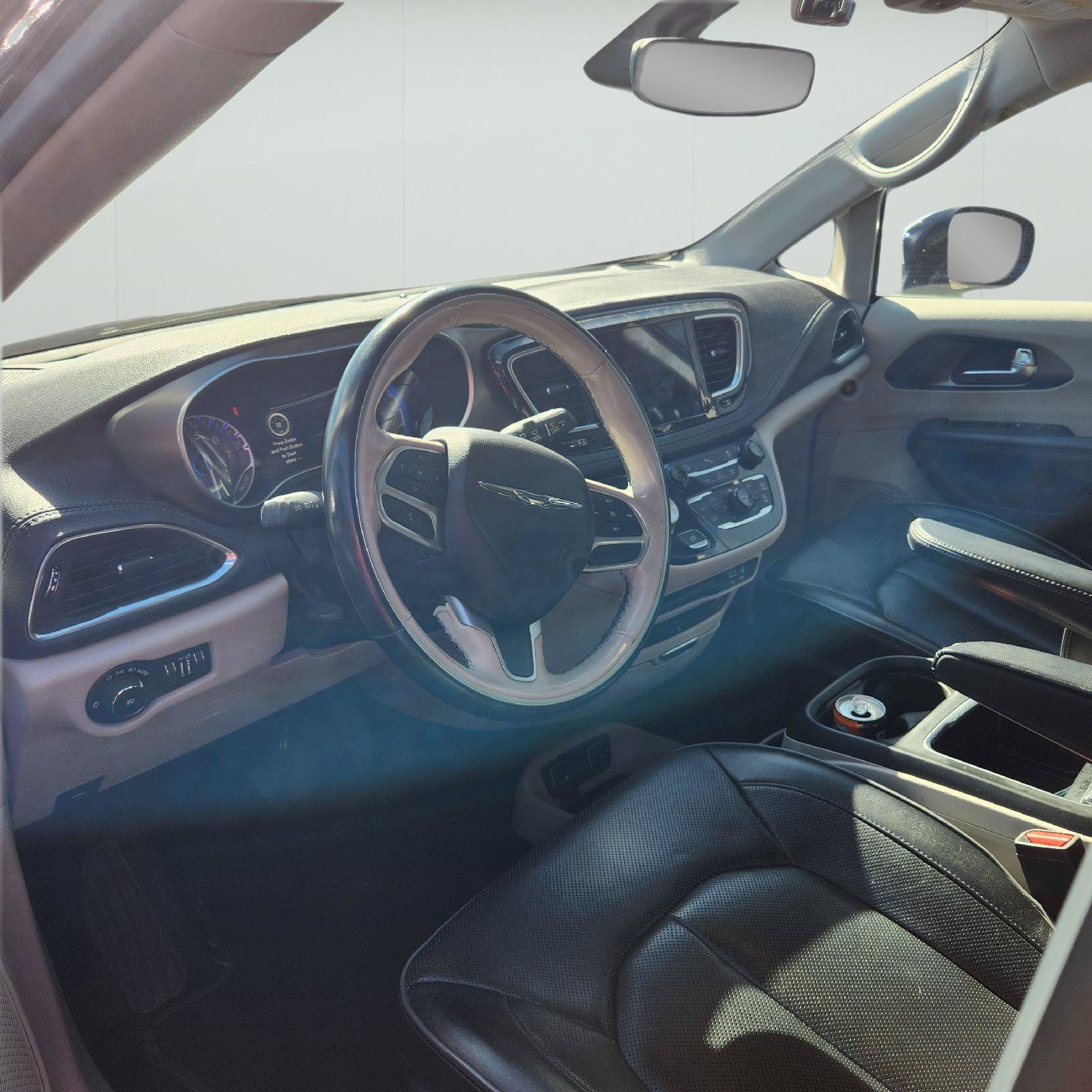 Used 2019 Chrysler Pacifica Limited FWD image 3