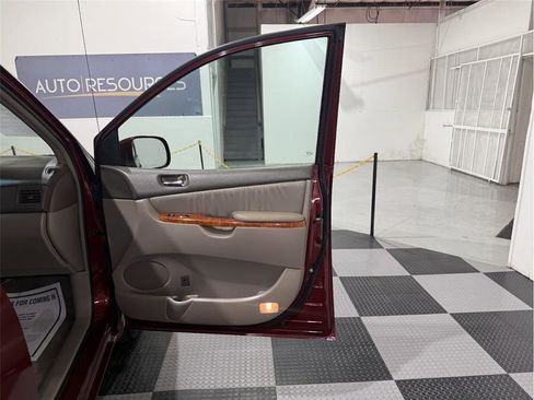 Used 2008 Toyota Sienna XLE image 29