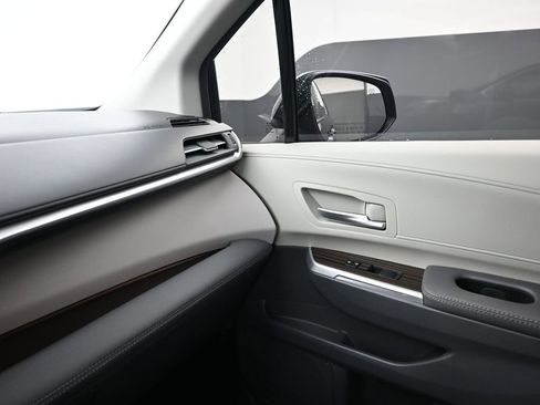 Used 2024 Toyota Sienna XLE image 15