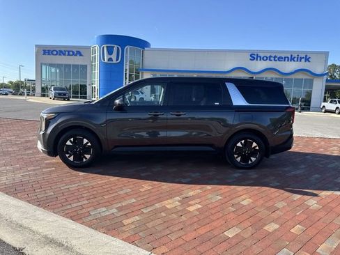 Used 2025 Kia Carnival LXS image 3