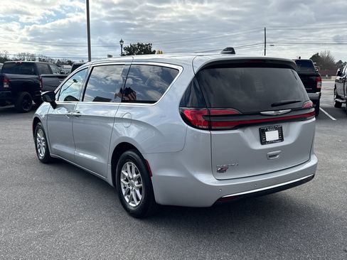 Used 2024 Chrysler Pacifica Touring-L image 8