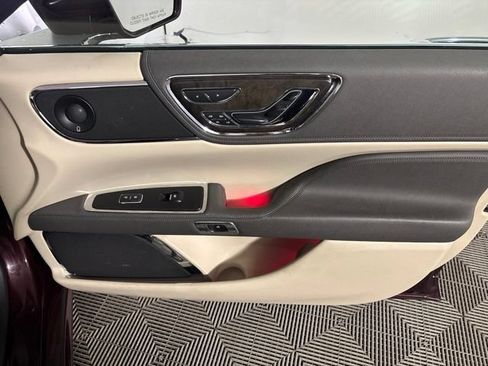 Used 2019 Lincoln Continental Reserve AWD/4WD image 27