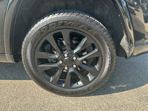 Used 2017 Jeep Grand Cherokee Altitude AWD/4WD image 32
