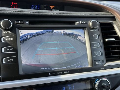 Used 2018 Toyota Highlander XLE image 11