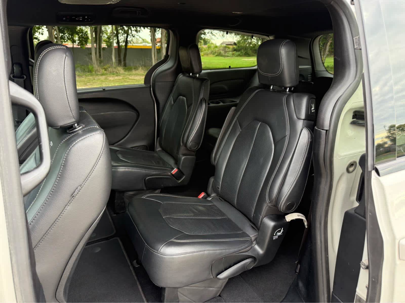Used 2020 Chrysler Pacifica Touring-L w/ S Appearance Package FWD image 13