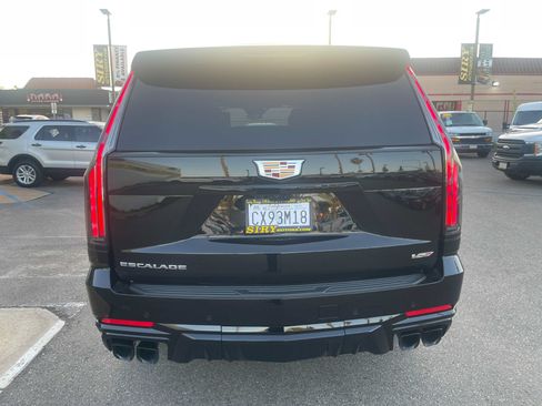 Used 2025 Cadillac Escalade ESV V AWD/4WD image 4