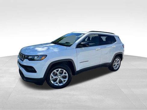 Used 2024 Jeep Compass Latitude AWD/4WD image 4