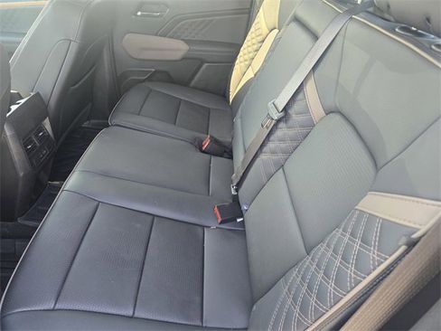 Used 2024 GMC Canyon Denali image 14