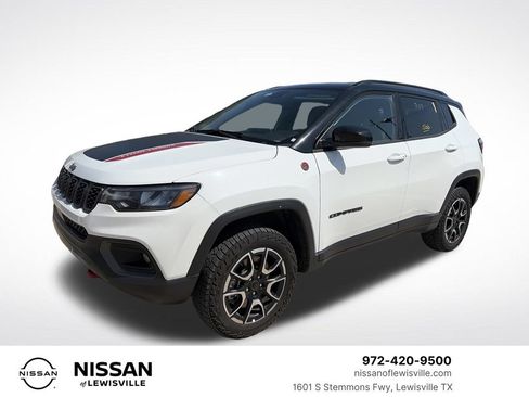 Used 2025 Jeep Compass Trailhawk AWD/4WD image 1