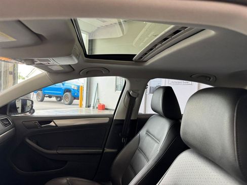 Used 2017 Volkswagen Jetta SE FWD image 12