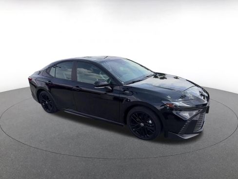 Used 2025 Toyota Camry SE image 2