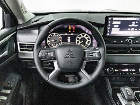 New 2025 Mitsubishi Outlander SE image 19