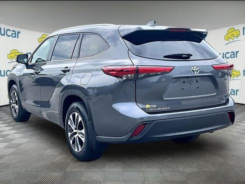 Used 2023 Toyota Highlander XLE AWD/4WD image 4