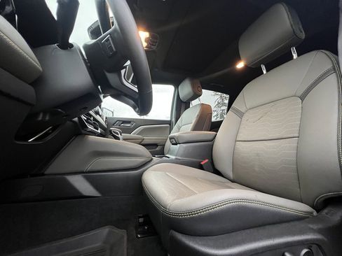 Used 2025 Chevrolet Colorado ZR2 w/ Technology Package image 17