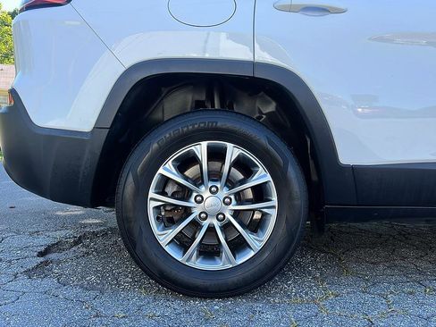 Used 2019 Jeep Cherokee Latitude Plus w/ Comfort/Convenience Group AWD/4WD image 22