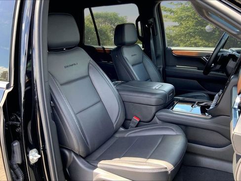 Used 2025 GMC Yukon Denali AWD/4WD image 28