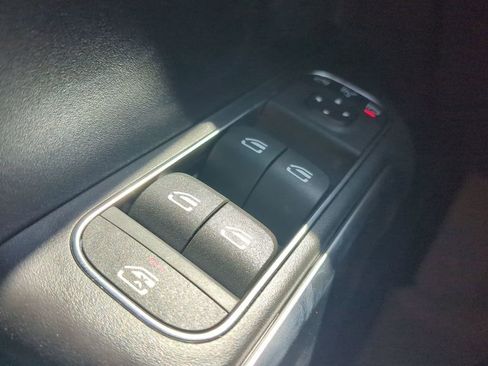 New 2024 Mercedes-Benz GLB 250 image 11