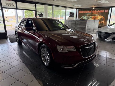 Used 2019 Chrysler 300 Touring L w/ Quick Order Package 22F RWD image 4