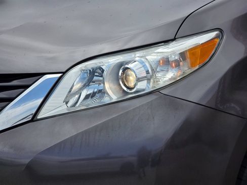 Used 2012 Toyota Sienna LE w/ Preferred Pkg FWD image 6