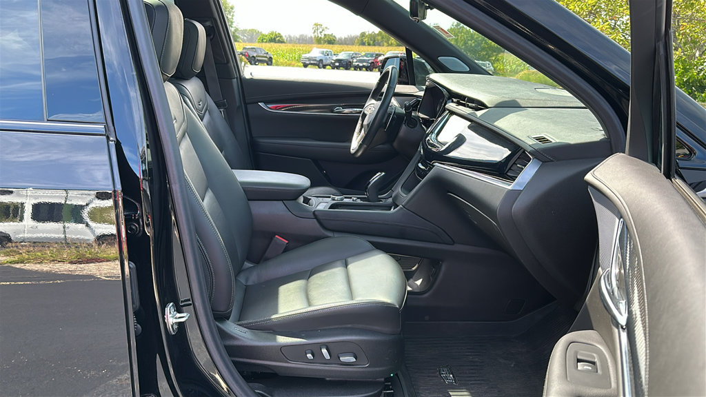Used 2024 Cadillac XT6 Sport w/ Technology Package AWD/4WD image 34