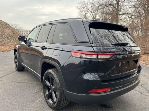 Used 2024 Jeep Grand Cherokee Limited w/ Black Appearance Package AWD/4WD image 6