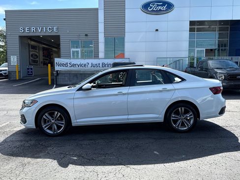 Used 2023 Volkswagen Jetta SE FWD image 3