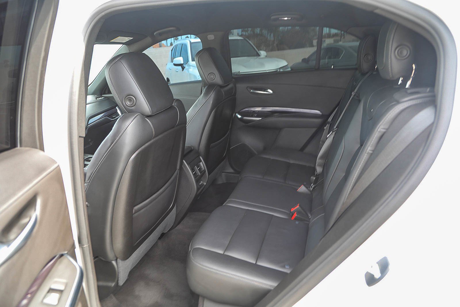 Used 2023 Cadillac XT4 Luxury w/ Cold Weather Package FWD image 18