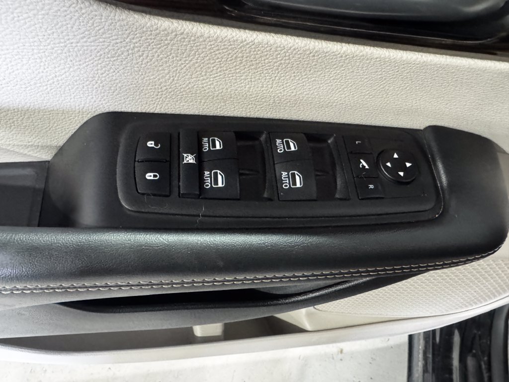 Used 2024 Chrysler Pacifica Limited FWD image 18