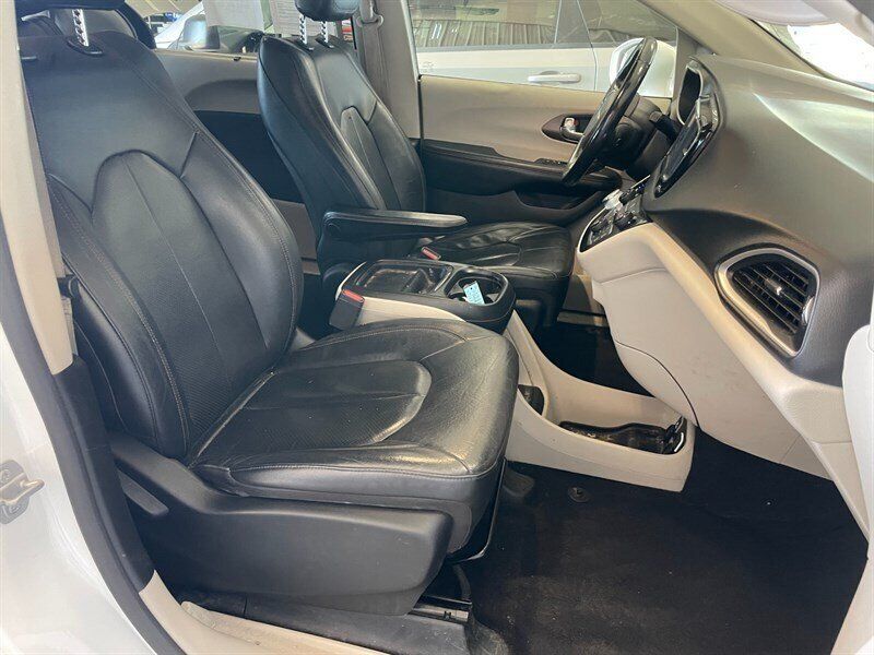 Used 2019 Chrysler Pacifica Touring-L FWD image 18