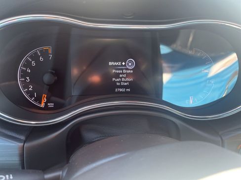 Used 2021 Jeep Grand Cherokee Laredo X image 13